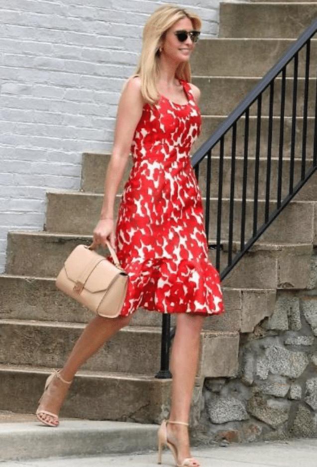 美国女孩翻车被挨打,美国小女孩翻车