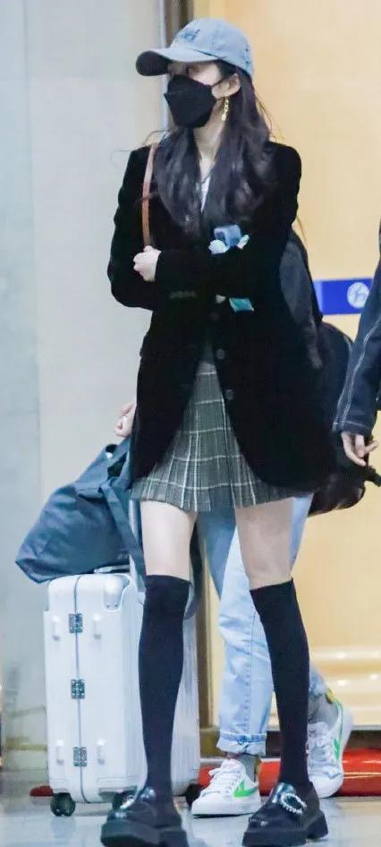 杨幂穿连体短裤时尚大片,杨幂现身粉色风衣配短裤