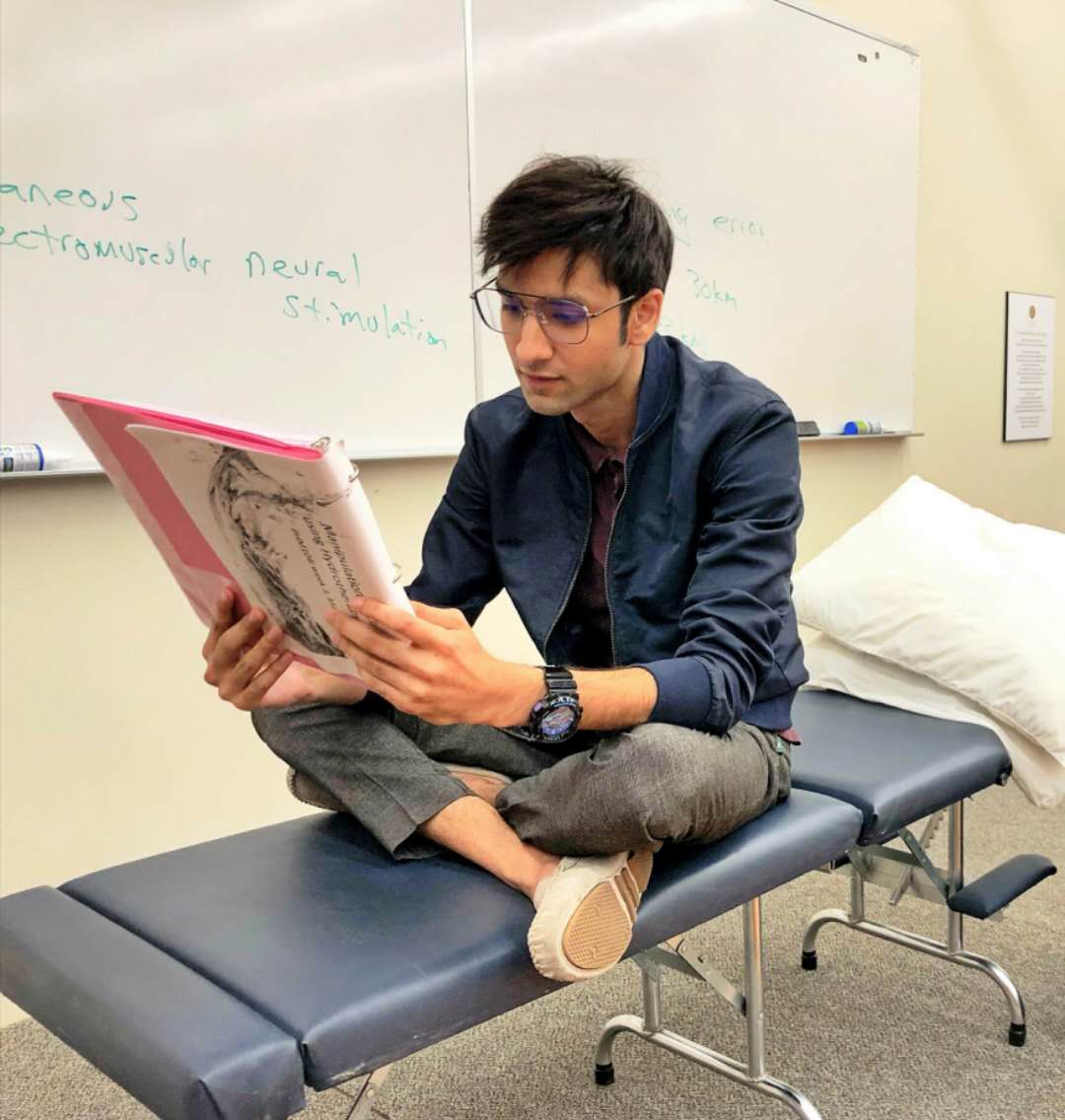 偷吃粉笔被告状、帮妈妈找老公：这位泰国小伙的“戏精”人生