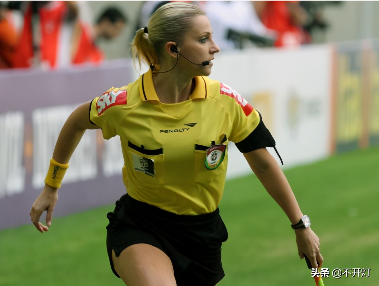 上港两球被吹越位,上港越位