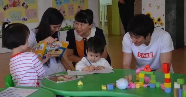 三娃奶爸王力宏，年入4.6亿，却一件衣服穿10年，钱都去哪了？