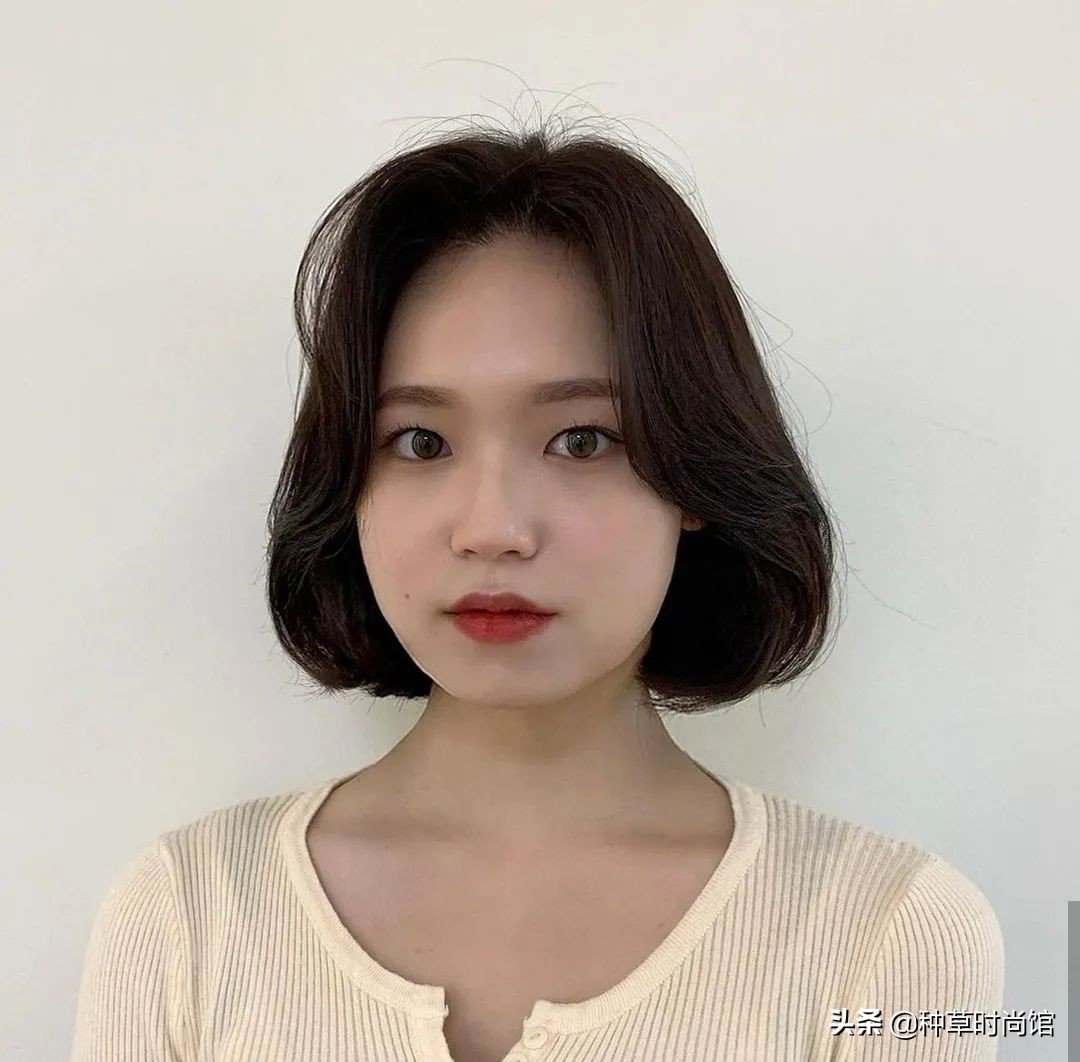 夏天别再披头散发了四种发型,2020年最流行的披着头发发型