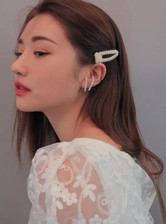 风大如何防止头发被吹乱,怎么防止头发被吹成中分