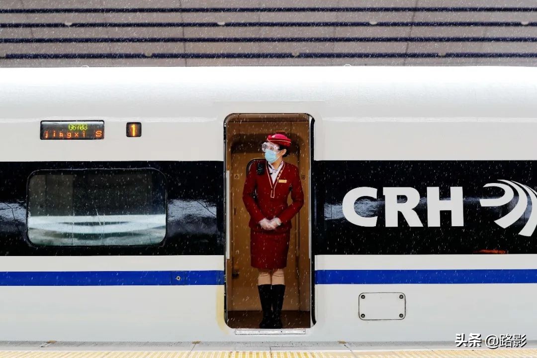 抗击疫情守护平安摄影征稿,战疫情保春运铁路警察在行动