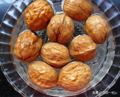 核桃去壳妙招不用放冰箱,核桃去壳技巧小视频