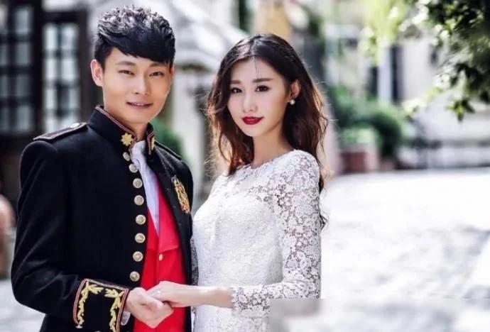 65岁巩汉林晒全家福,63岁巩汉林晒全家福与儿媳妇合照