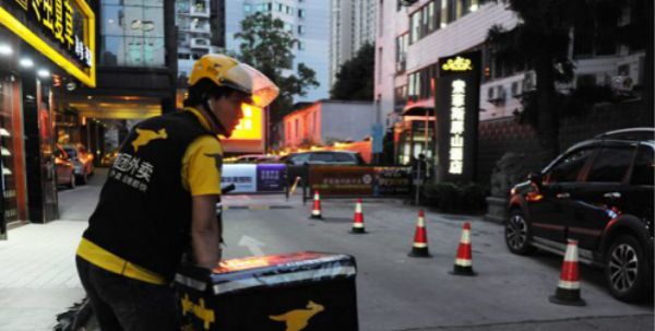 外卖小哥无所不能帮女士买卫生巾,外卖小哥给顾客差评