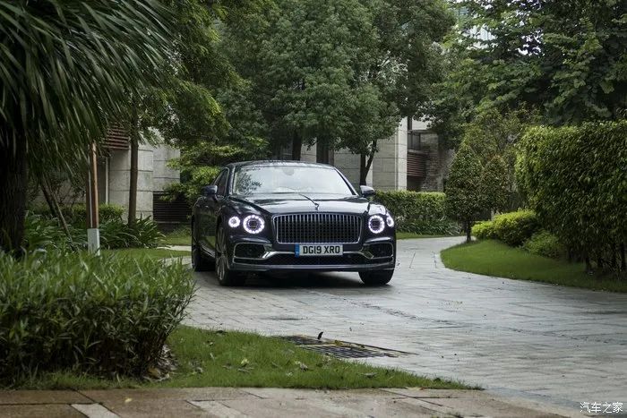 宾利飞驰对比迈巴赫s480气场,宾利飞驰街拍气场霸气视频