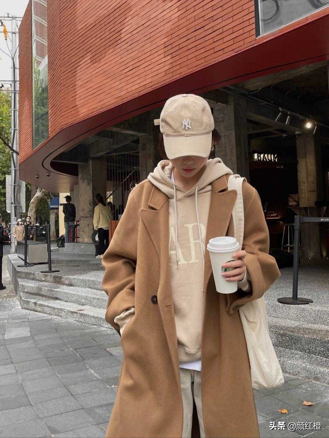 驼色长款大衣冬天怎么搭有女人味,冬季驼色大衣怎么搭配显年轻