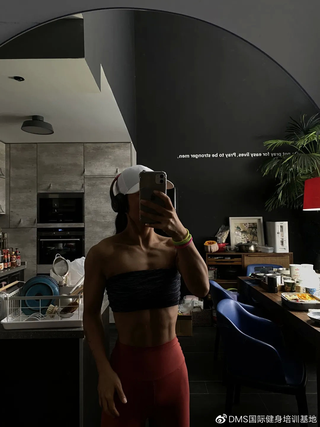 她，环游50+国家，40岁开始健身47岁登台参赛，她叫艾文仍在追梦