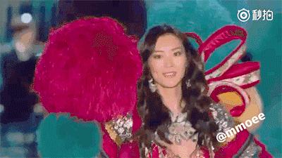 刘雯私服穿露腰装,刘雯的穿搭真的是太时尚了