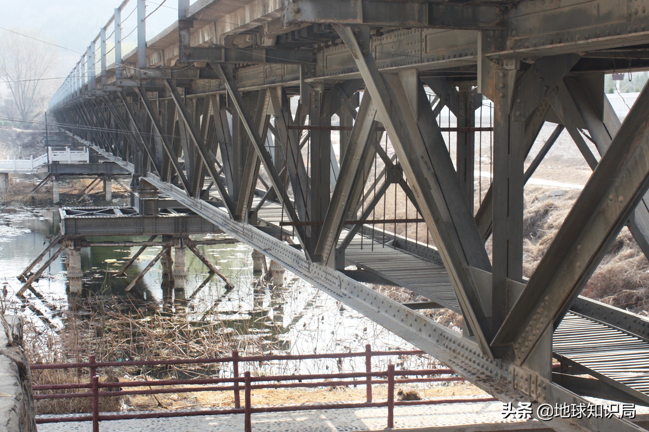 閾佽矾鑱屽伐濡備綍鏀瑰彉鍛借繍,閾佽矾涓ゆ梺鎬庝箞鏀瑰彉椋庢按