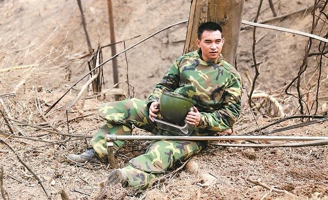 排雷英雄杜富国事迹图片,排雷英雄杜富国授勋荣誉称号仪式