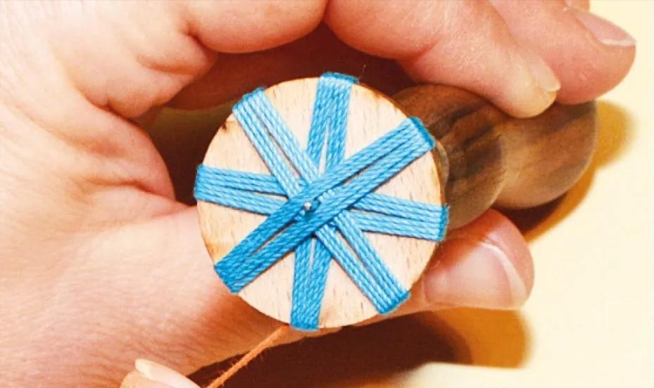 一个圆周边加一点装饰,用彩线做简单的小装饰