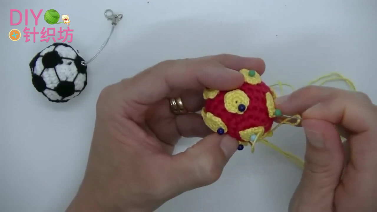 足球小玩偶挂件,足球钥匙扣编织