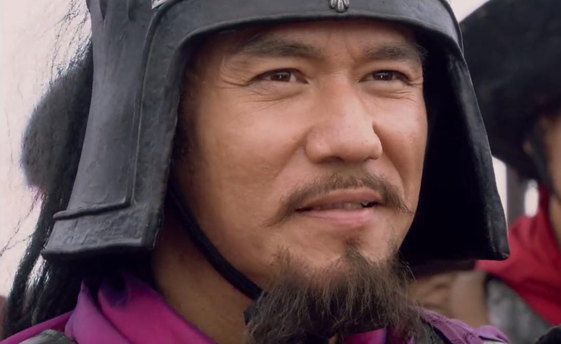 得知自己当皇帝那天，他正在自家的后院踢足球