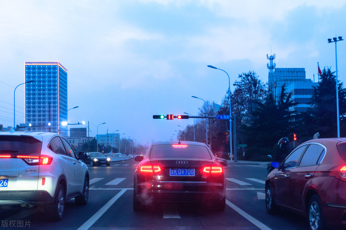 驾考过红绿灯的技巧口诀,通过红绿灯技巧