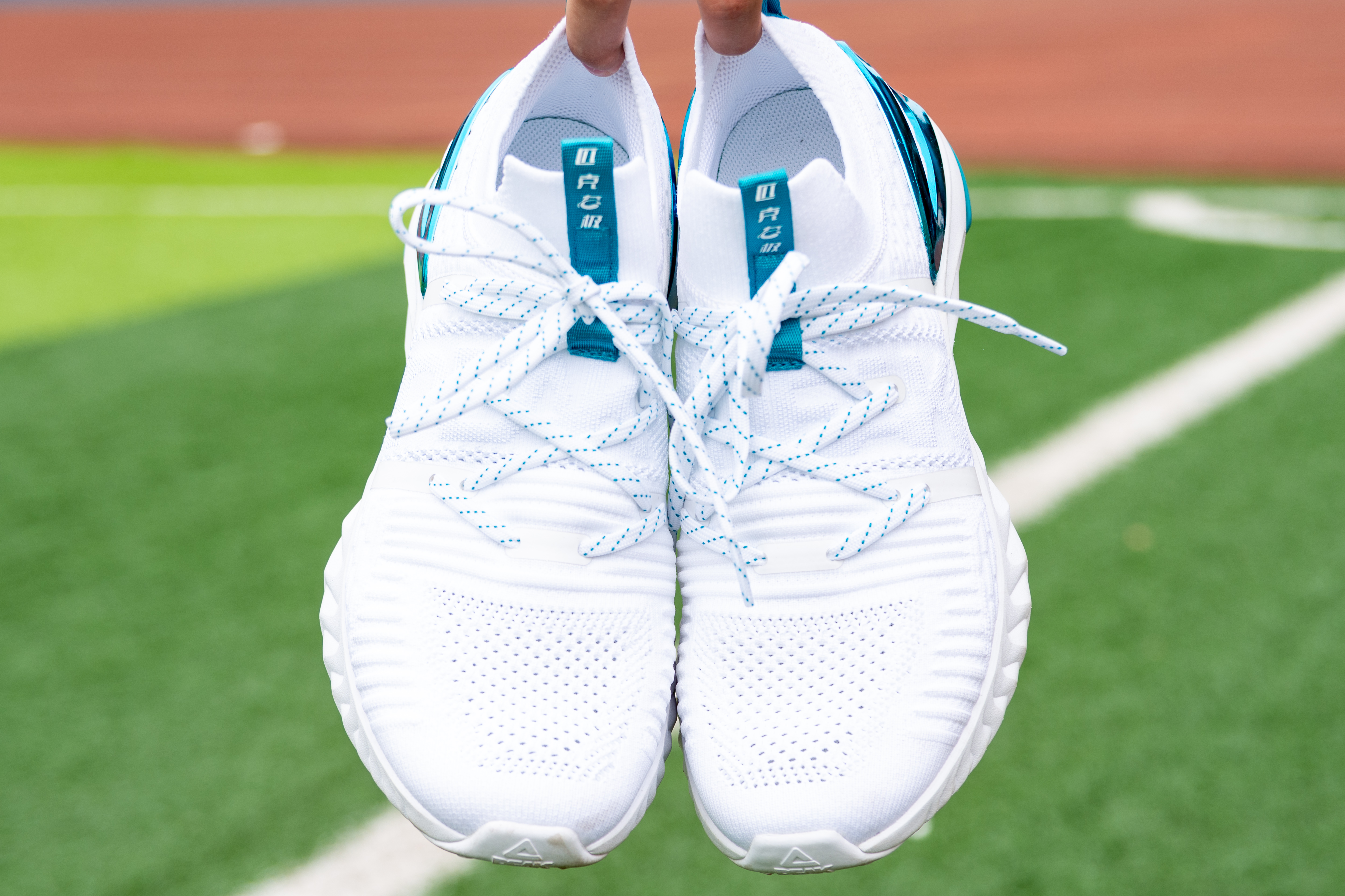 跑鞋硬弹脚感,跑鞋黑科技鞋名