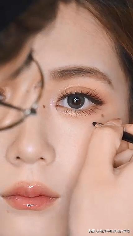 女明星是怎样处理脸上的痣,圆脸如何点痣好看