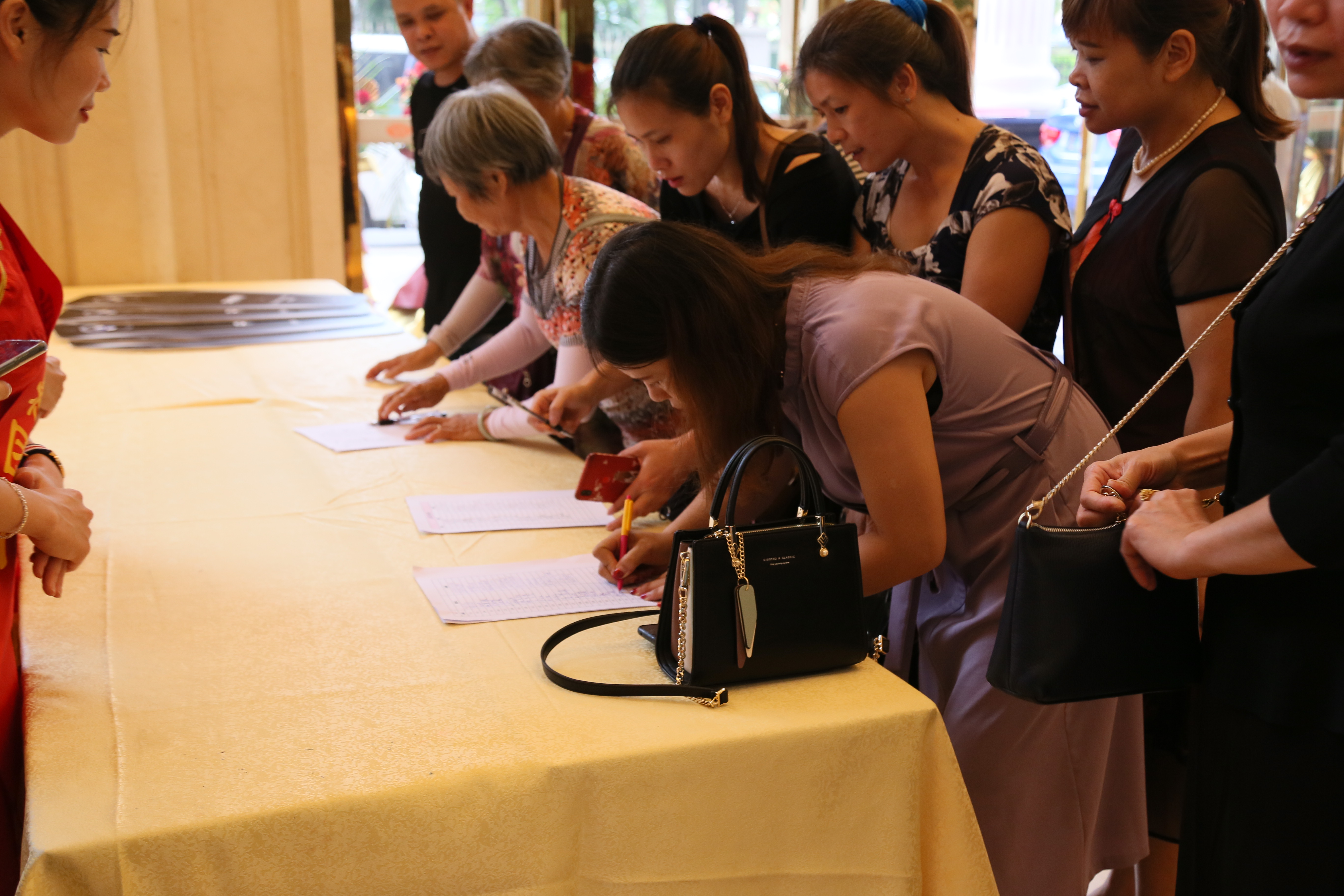 棣欐腐閲戠墰闆嗗洟鎺ц偂鏈夐檺鍏徃,棣欐腐鎭掓湕闆嗗洟