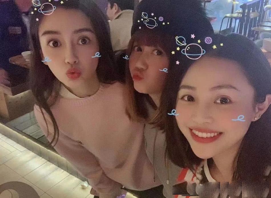 被美颜滤镜坑惨!baby和闺蜜合影全变网红脸,脸型五官如复制黏贴