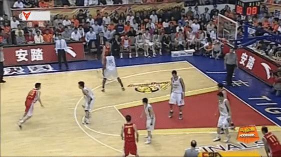 打球不要命！右胯撕裂性骨折十天就回归！要论中国最强3D他够资格