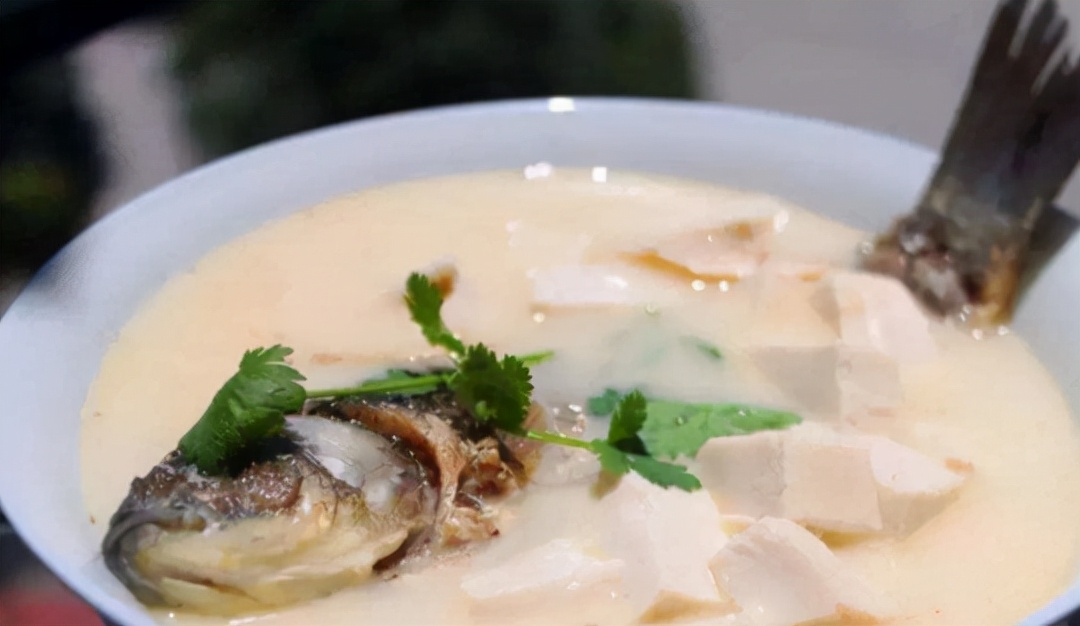 炖鱼的时候放什么东西鱼才不会腥,炖鱼该放什么不该放什么