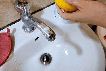 秋天身上干燥起皮屑,秋天皮肤干燥还需要做清洁吗