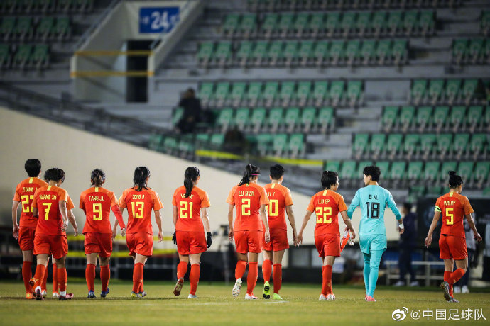 武汉球迷女足,中国女足球迷加油视频