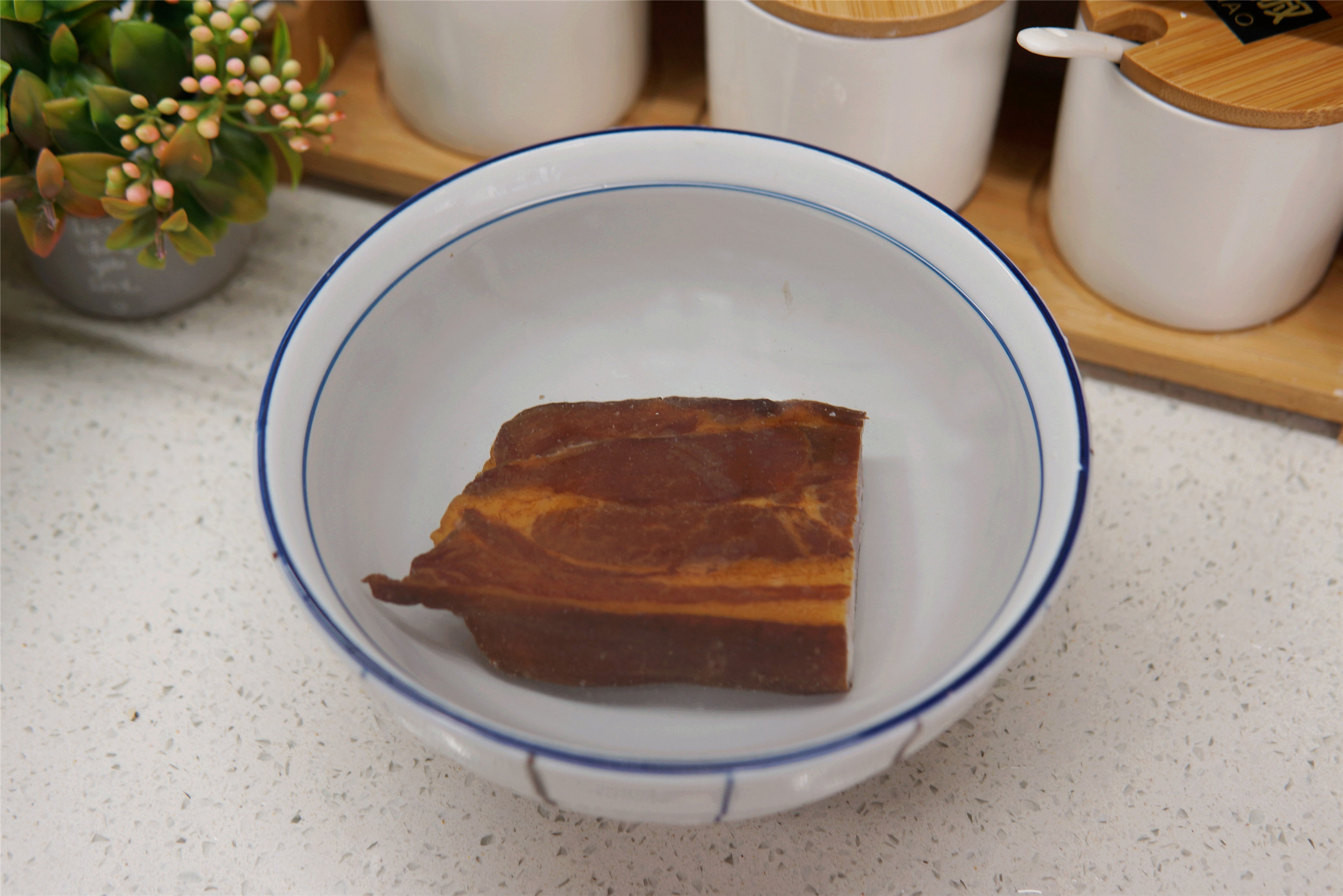 烟熏腊肉怎么炒不硬不咸,腊肉炒前用白腊浸泡法