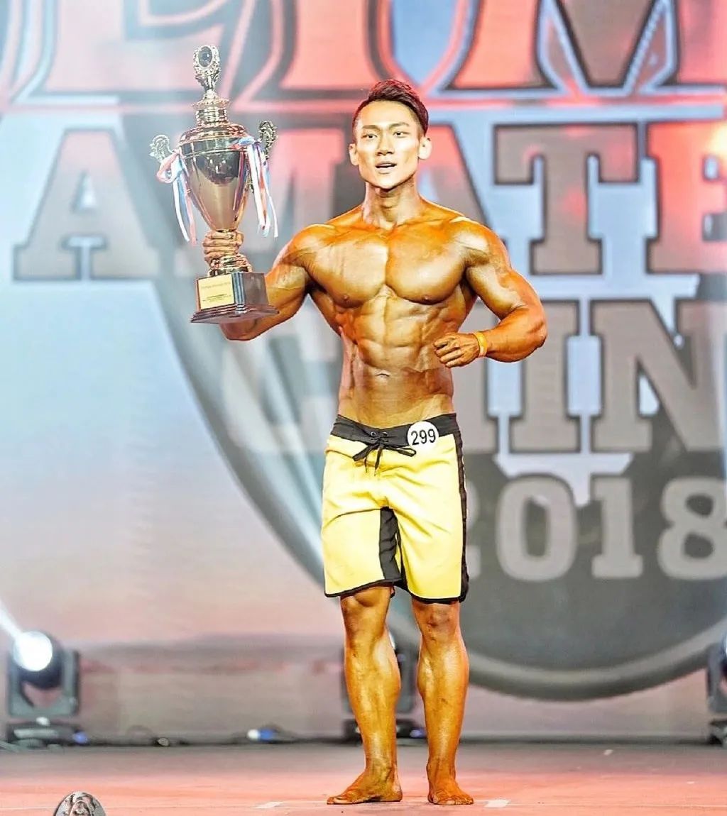 从白斩鸡到8块腹肌金刚身,从八块腹肌到一块肥肉