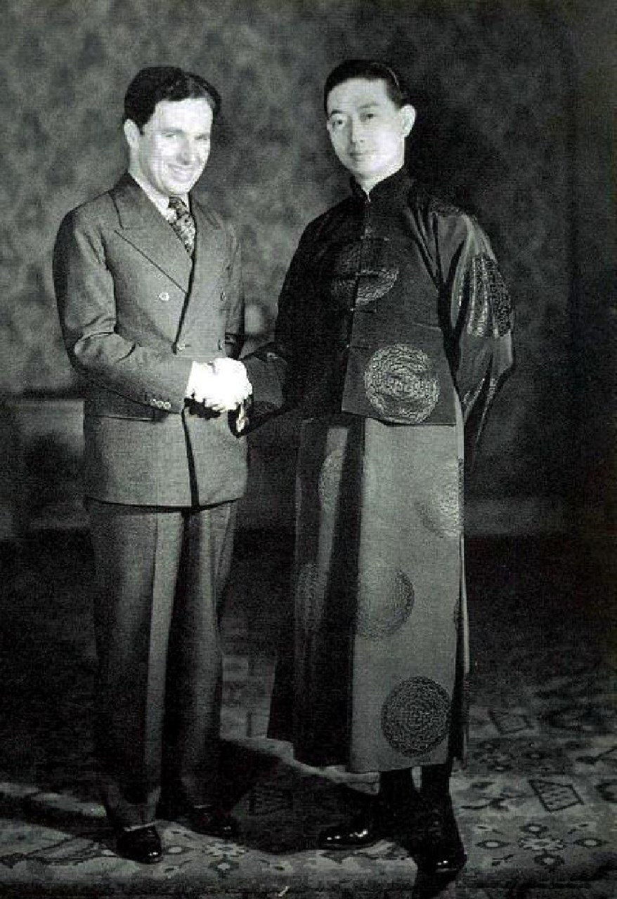 周总理请卓别林吃烤鸭，酒过三巡后，卓别林“提意见”：美中不足