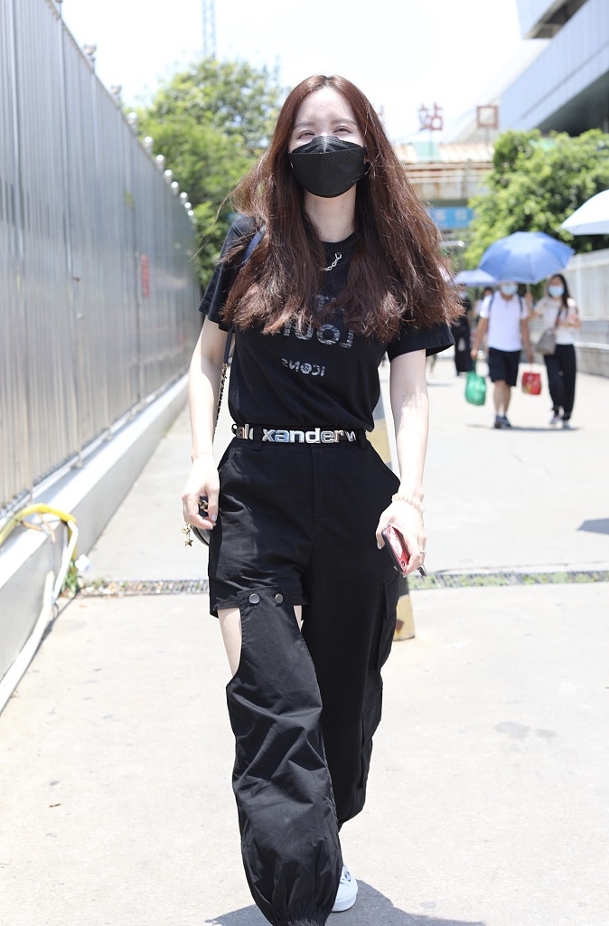 张萌也不好好穿衣，穿工装裤挖个大洞，网友：看着好少女