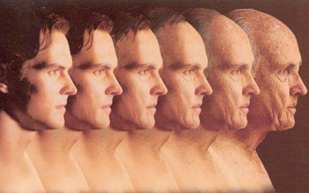 人到中年不得已都开始秃顶了,中年男人的三大危机秃顶发福