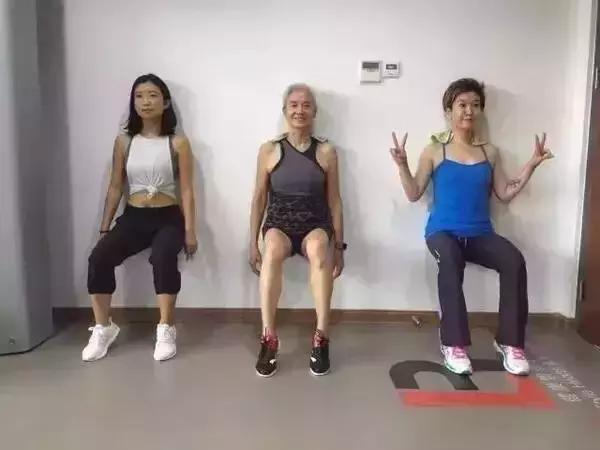 73岁奶奶因病零基础开始健身,73岁白发奶奶坚持健身13年