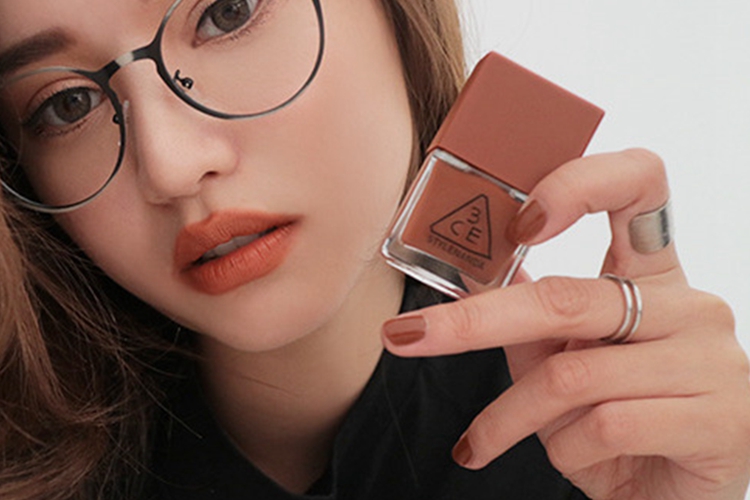 裸色冰透显白指甲油推荐,显白指甲油推荐秋冬款