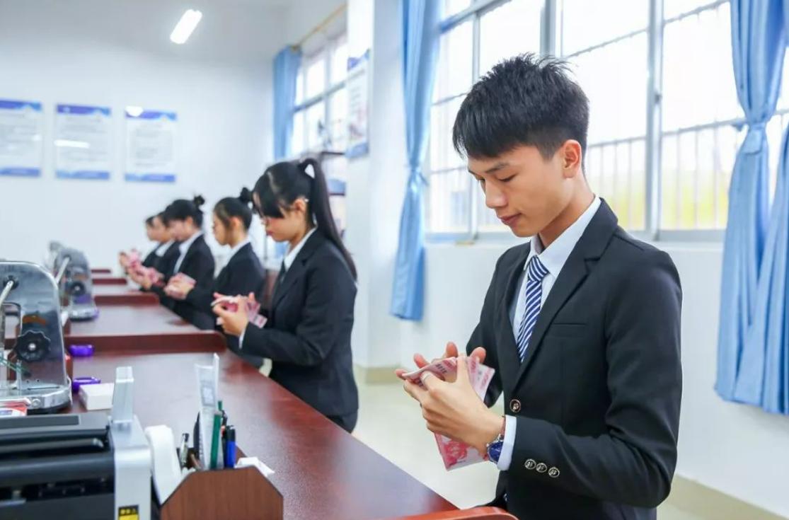 公务员招考最容易上的十大专业,报考公务员最好的十大专业