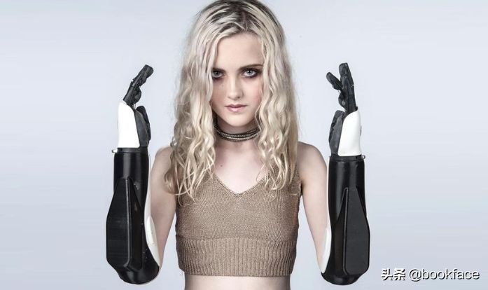 13岁无臂女孩成最酷“美妆博主”:不惧命运的人太酷了