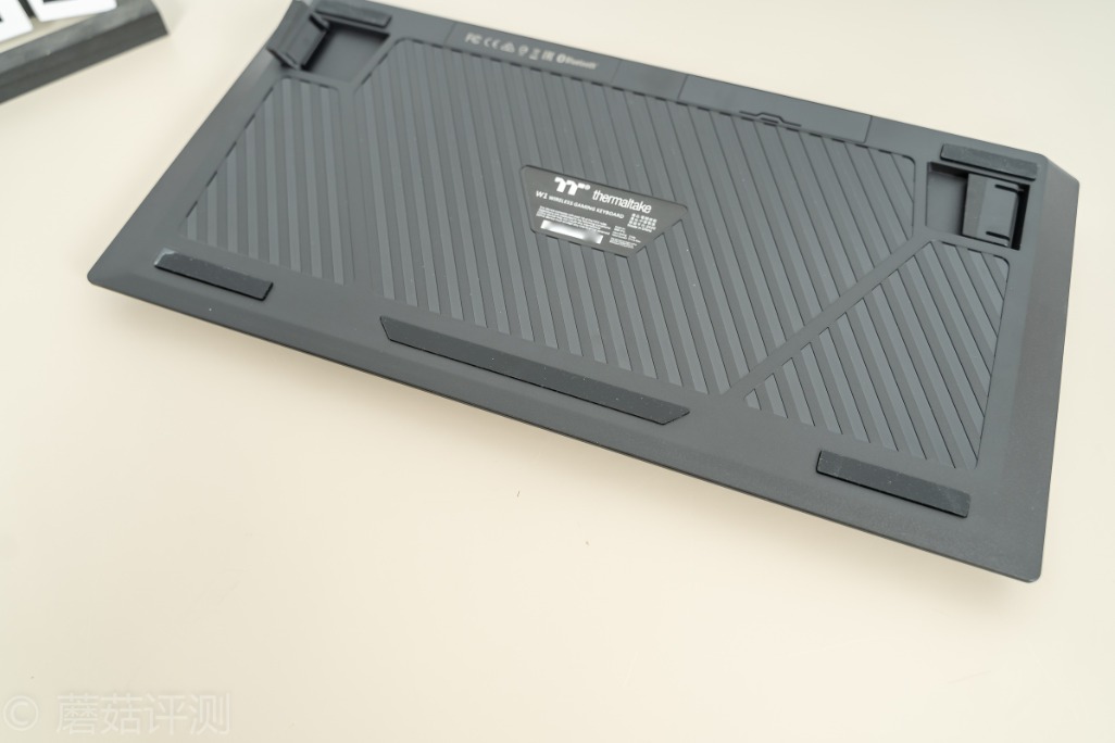 做工细腻手感超好,曜越g821多模电竞机械键盘