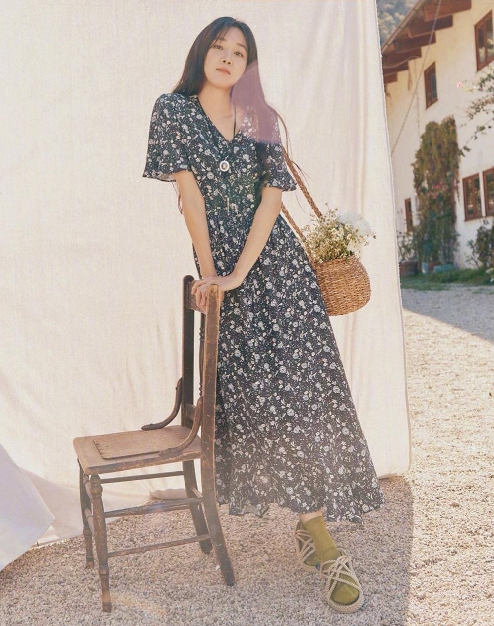 40岁女人怎样避免老气？韩国女星孔晓振碎花裙穿搭，少女感十足