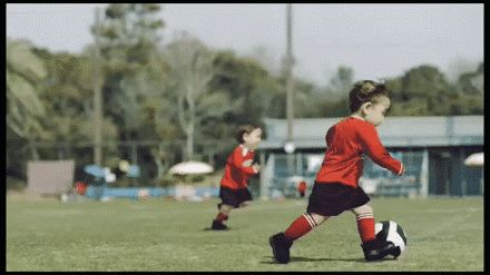 在顶楼天台打球,天台上踢球