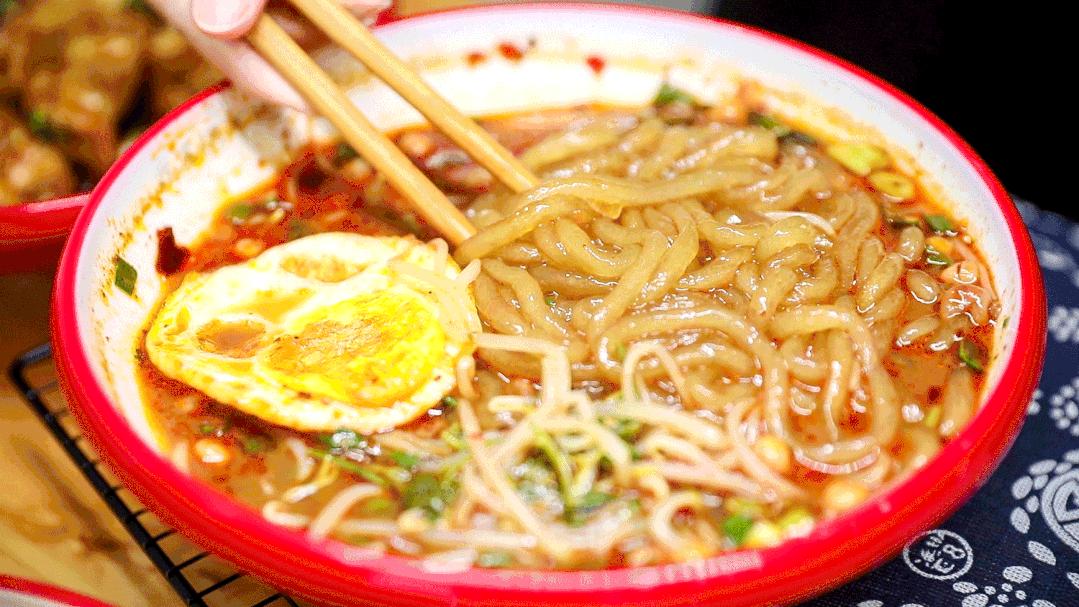 人均8元的奶茶店,人均8块的小吃