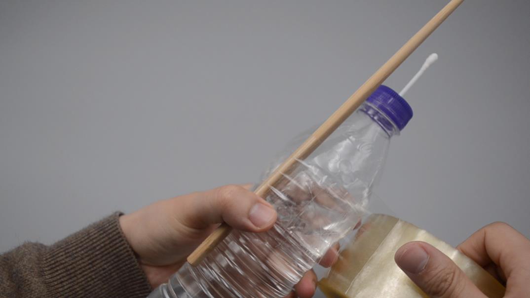 一个塑料瓶一根棉签，教你做自动浇水器，不用担心花草没人浇水了