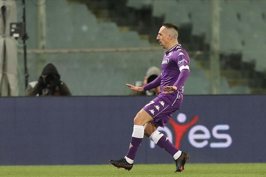 里贝里摔倒,里贝里被踹