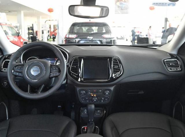 开Jeep指南者的人属于什么级别?多少年入开得起?有什么优缺点?