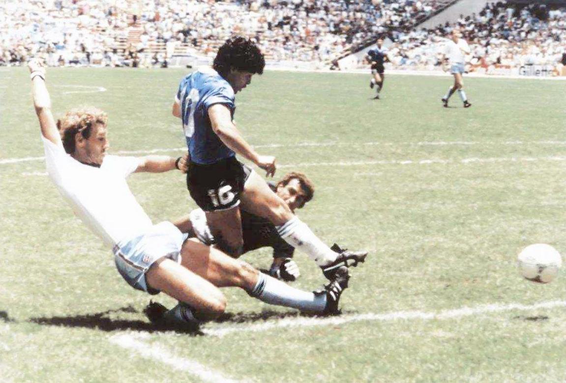 球王马拉多纳陨落,马拉多纳去世球场哀悼