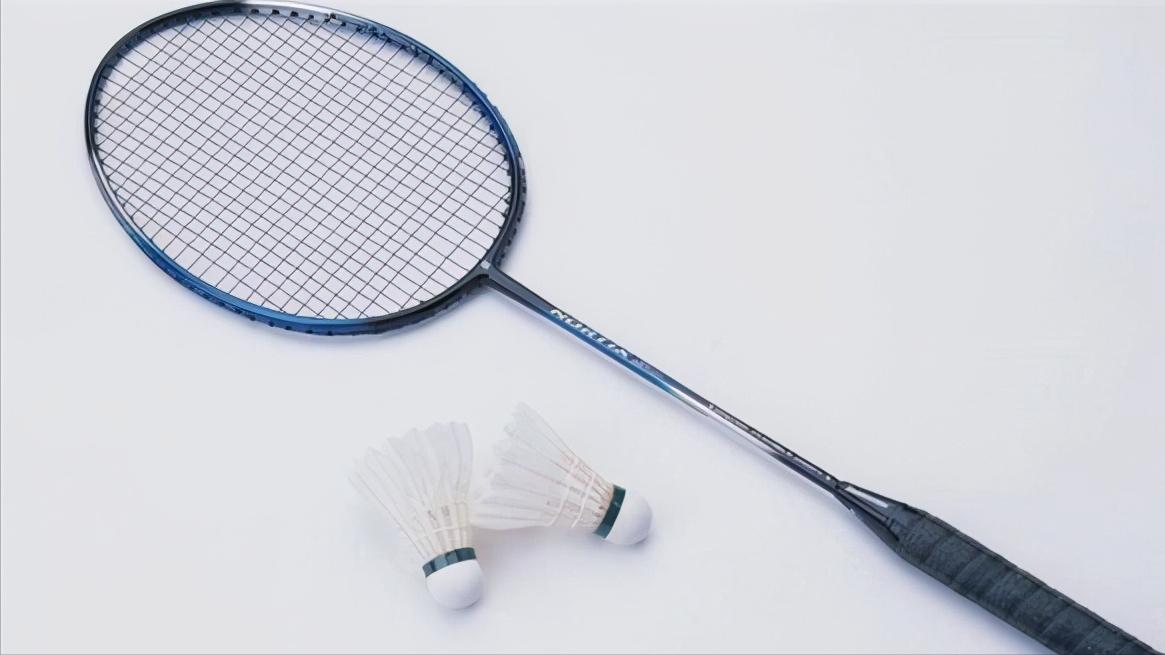 羽毛球怎么选球拍初学者,羽毛球初学者如何选择入门球拍