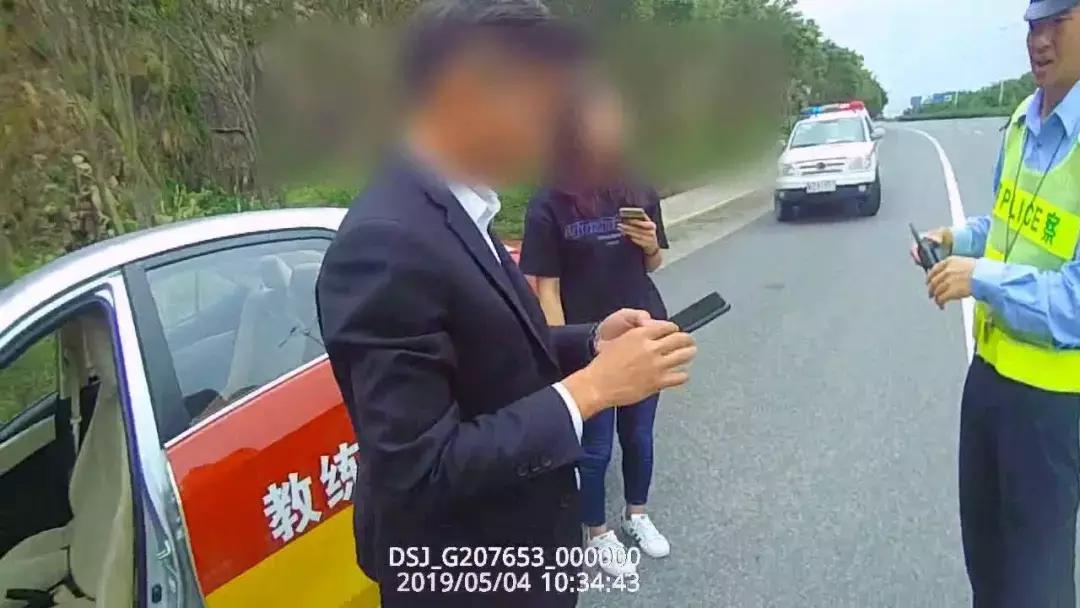 金湾教练车行驶怪异，龟速、弧线掉头，被交警盯上！