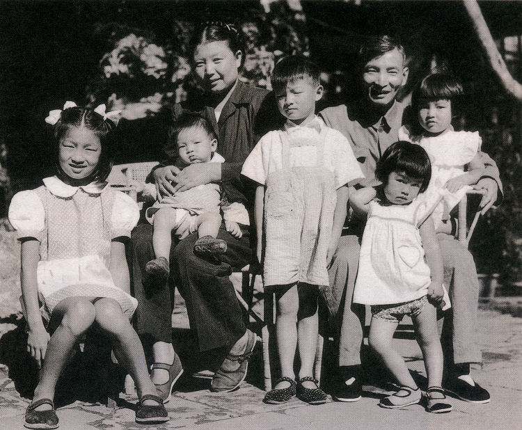 她出生教育世家，其父、兄、夫、子均是名人，*小平邓**曾为其姻缘作诗