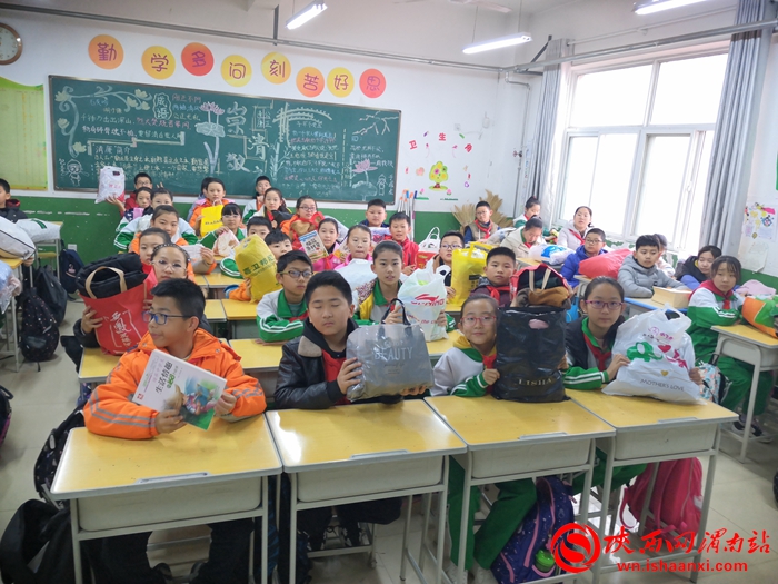 爱心捐赠进校园寒冬温情暖人心,乡村小学爱心捐赠活动简报